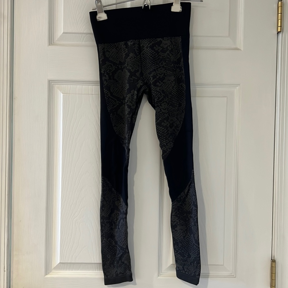 New Joylab Gray Snakeskin High Rise 7/8 Leggings xs
